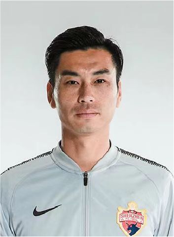 跪下腿打开把屁股撅起来